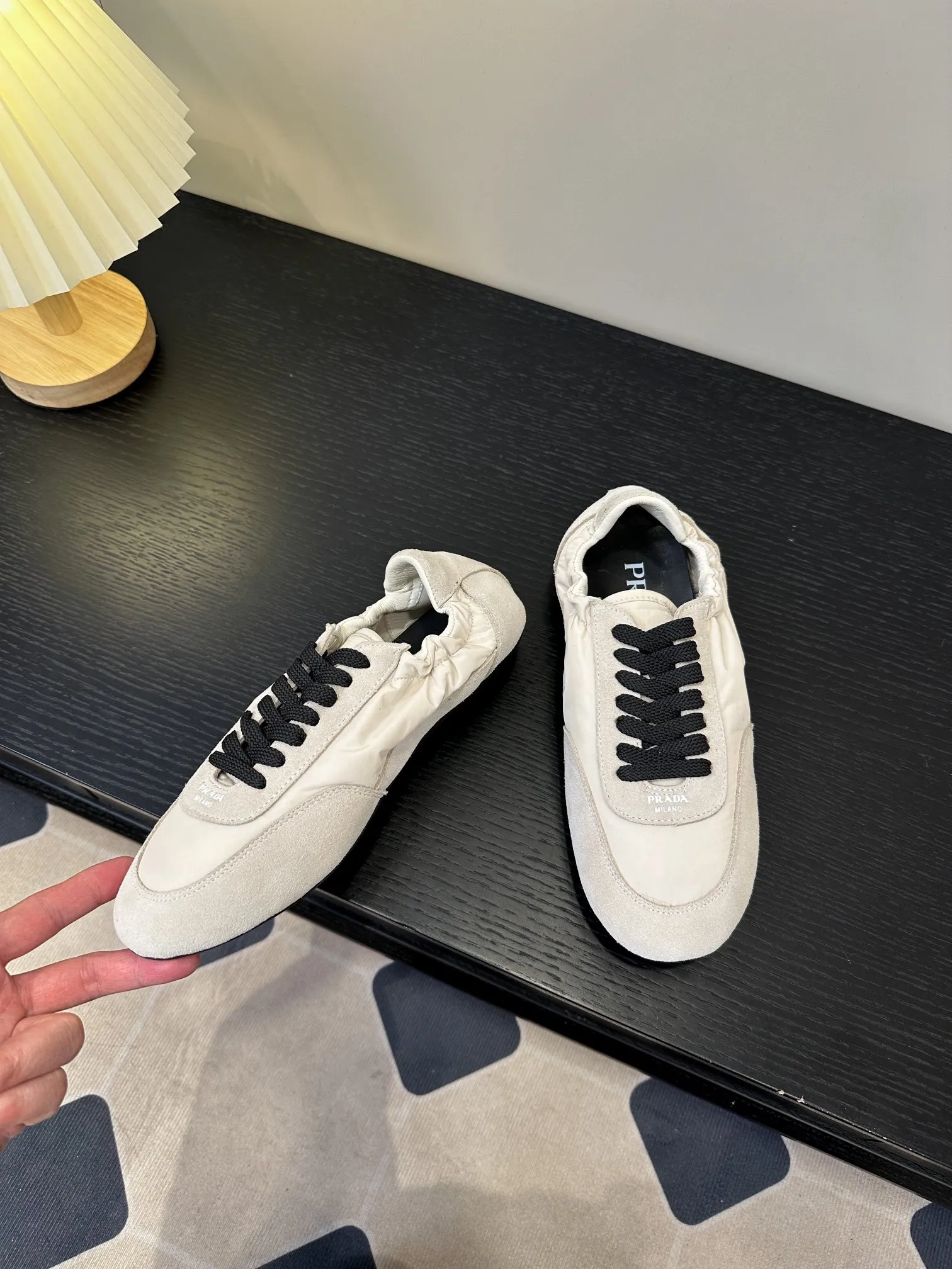 👟👟Ex-factory price 420👟👟 💠𝐏𝐑𝐀𝐃𝐀#Prada catwalk style lightweight thin-soled new moral training shoes casual shoes💠 outsole molded TPU❣️not made of rubber! The suede upper is textured, and the inner sheepskin is wrapped, which is soft and waxy. The insole is thickened with lambskin, which is extremely comfortable to step on, has a sense of support, and feels well wrapped. The shoe shape is full of wrapping, light, easy to wear, and practical. It is a casual shoe that makes you taller and longer legs! White is clean and refreshing, needed all year round, and can be easily worn with skirts and trousers. Upper: imported suede/original molded fabric. Lining: sheepskin. Outsole: TPU outsole! Different from cheap rubber soles on the market! Code number: 35-40 (40 customized)